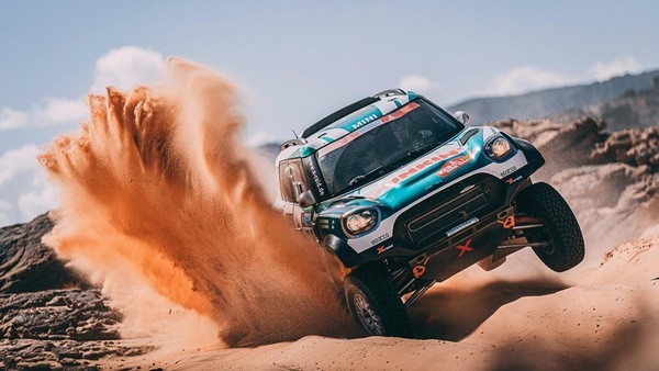 Dakar, auto dell'assistenza in fiamme: “Si è trattato di un attentato”