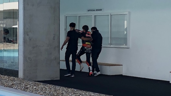 Moto3, brutta caduta per Oncu: test di Portimao (forse) già finiti