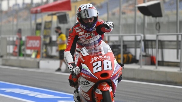 Moto3, GP Qatar: Izan Guevara conquista la prima pole della stagione