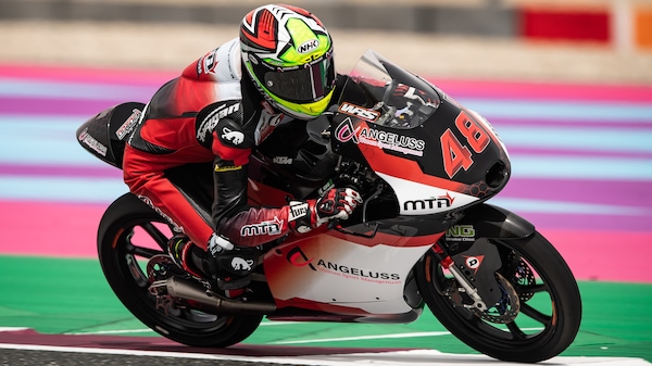 Moto3, il gesto emozionante del debuttante Ivan Ortolá