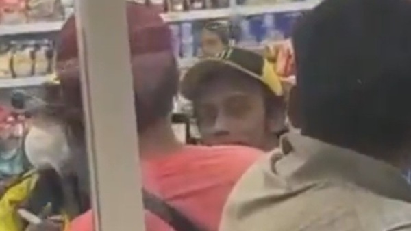 MotoGP, un sosia di Valentino Rossi semina scompiglio a Mandalika