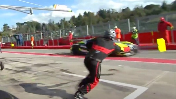 Valentino Rossi: un errore da rookie al debutto tra le GT