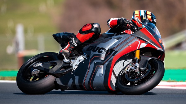 La Ducati MotoE in pista con Alex De Angelis: eccoli in azione a Vallelunga