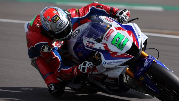 BSB, Silverstone: Glenn Irwin vince Gara 1, out Leon Haslam