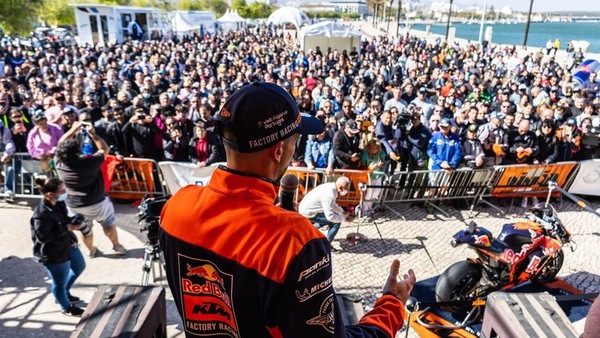 Miguel Oliveira, parata a Portimao con i tifosi e la sua KTM RC16 - FOTO