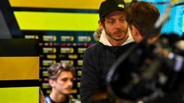GP Portogallo, Valentino Rossi è tornato: eccolo nel box Mooney VR46