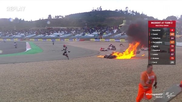 GP Portogallo, brividi in Moto2: le immagini del maxi incidente