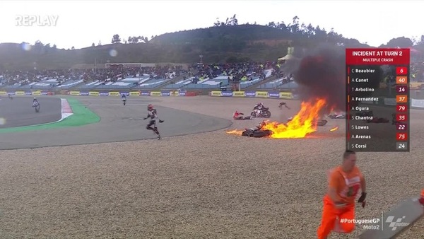 GP Portogallo, brividi in Moto2: le immagini del maxi incidente
