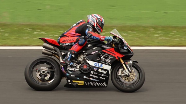 CIV Vallelunga, Gara 1 SBK: Pirro fugge e vince, ma che show dietro di lui