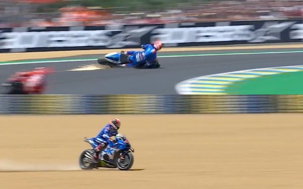 MotoGP Francia, Rins taglia nella ghiaia e cade: la sequenza dell'incidente