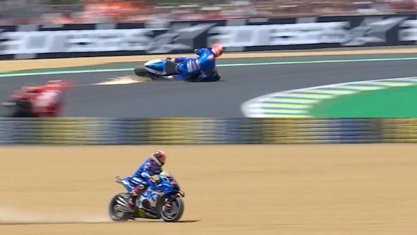 MotoGP Francia, Rins taglia nella ghiaia e cade: la sequenza dell'incidente