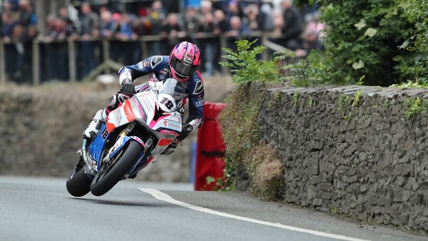 Su strada a 300 all'ora tra salti e muretti: il coraggio dei piloti al TT
