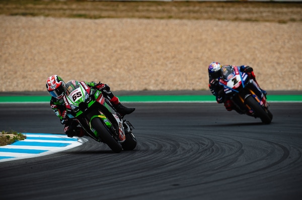 SBK Estoril: Razgatlioglu si butta via, Rea vince la Superpole Race