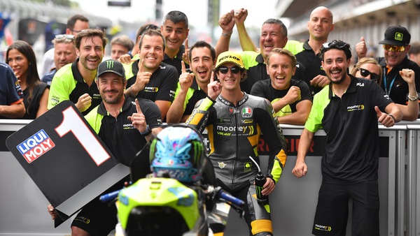 Moto2, GP Catalunya: Celestino Vietti centra la pole position con una magia