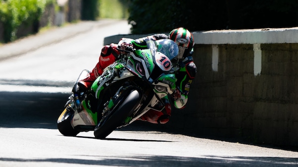 Tourist Trophy: Hickman domina in SBK, top 5 per McGuinness nel suo 100° TT