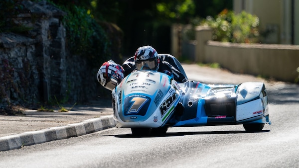 TT 2022: bandiera rossa al primo giro, sospesa Gara 1 dei Sidecar