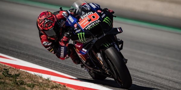 MotoGP, che caos in Catalunya! Quartararo fugge e vince tra cadute e errori