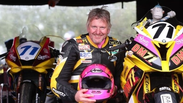TT, l'esperto pilota dal casco rosa: ecco chi era il compianto Davy Morgan