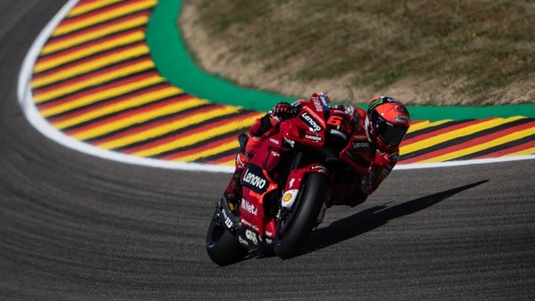 MotoGP, implacabile Bagnaia: pole al Sachsenring, ma Quartararo non molla