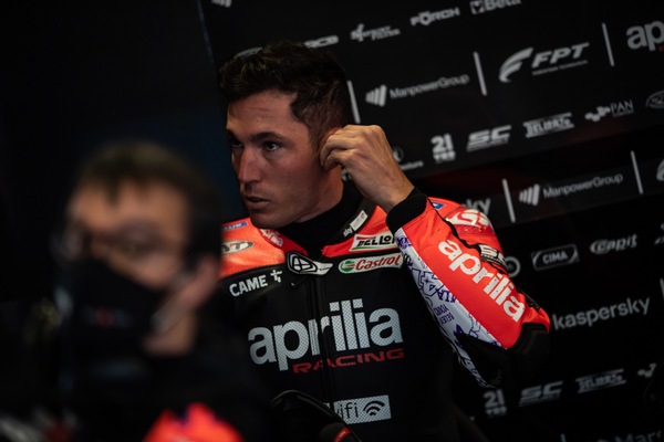 MotoGP, Espargarò contro la direzione gara: “Surreale scendere in pista in FP1”