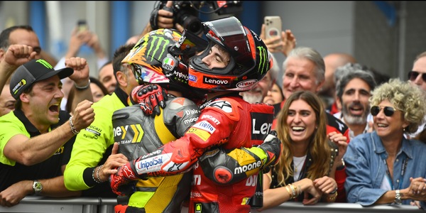 GP Assen, Valentino Rossi: “Bagnaia e Bezzecchi, siamo sul tetto del mondo”