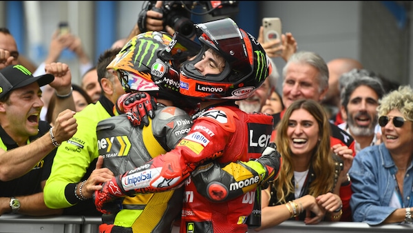 GP Assen, Valentino Rossi: “Bagnaia e Bezzecchi, siamo sul tetto del mondo”