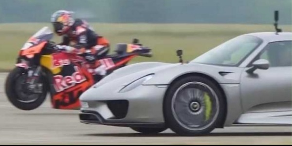 MotoGP: Daniel Pedrosa e lo scatto della KTM bruciano la Porsche 918 Spyder