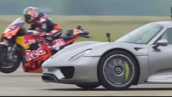MotoGP: Daniel Pedrosa e lo scatto della KTM bruciano la Porsche 918 Spyder