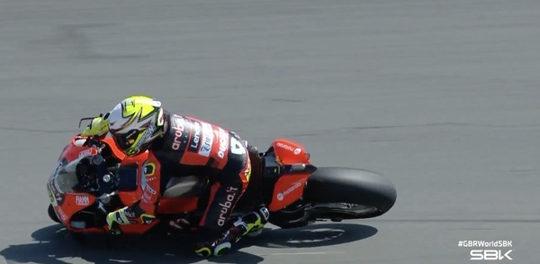 SBK, colpo di scena a Donington: Bautista a terra in Gara 1!