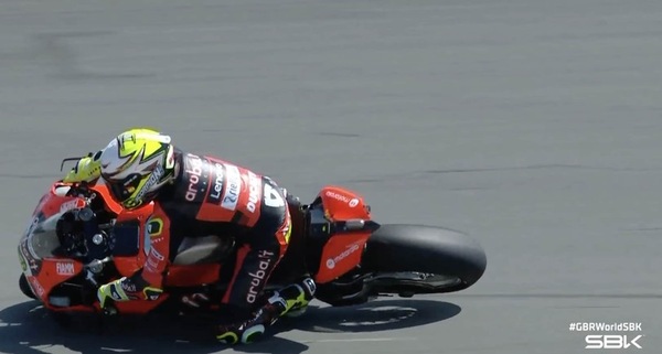 SBK, colpo di scena a Donington: Bautista a terra in Gara 1!