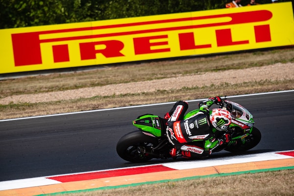 SBK: un Rea monstre conquista pole e record a Most, prima fila per Rinaldi