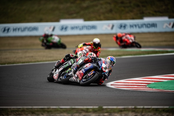 SBK Most: Razgatlioglu conquista di forza Gara 2, Bautista limita i danni