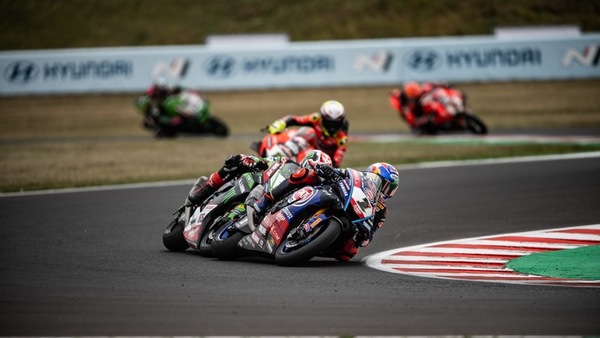 SBK Most: Razgatlioglu conquista di forza Gara 2, Bautista limita i danni