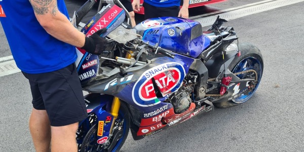 Test SBK: Razgatlioglu vola... a terra e rimedia sei punti (di sutura)