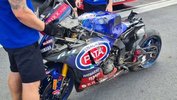 Test SBK: Razgatlioglu vola... a terra e rimedia sei punti (di sutura)