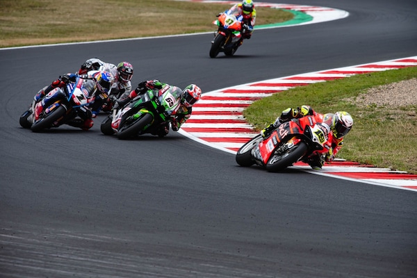 SBK, Rea e Toprak a voi: la caccia a Bautista riparte da Magny Cours