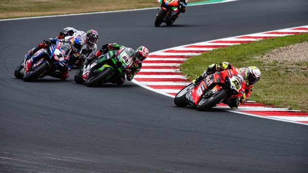 SBK, Rea e Toprak a voi: la caccia a Bautista riparte da Magny Cours