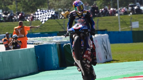 SBK Magny Cours: Razgatlioglu vince Gara 2 piegando Rinaldi e Bassani