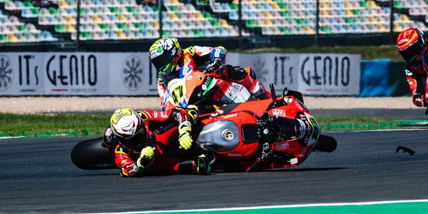 SBK, quando i duelli sono…al limite