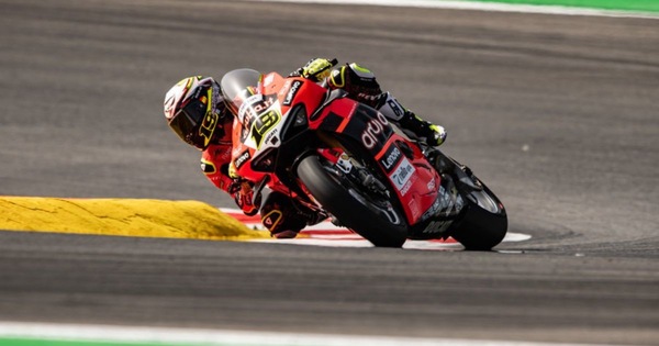 SBK Portimao, Gara 2: Bautista vince di forza su Razgatlioglu, a terra Bassani