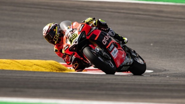 SBK Portimao, Gara 2: Bautista vince di forza su Razgatlioglu, a terra Bassani