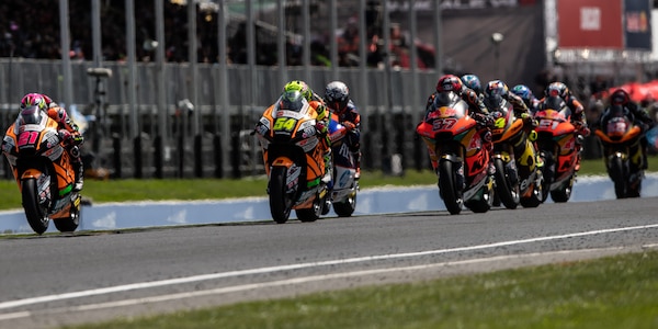 Sicurezza in Moto2, grottesca a Phillip Island: piloti a terra, animali in pista e bandiere