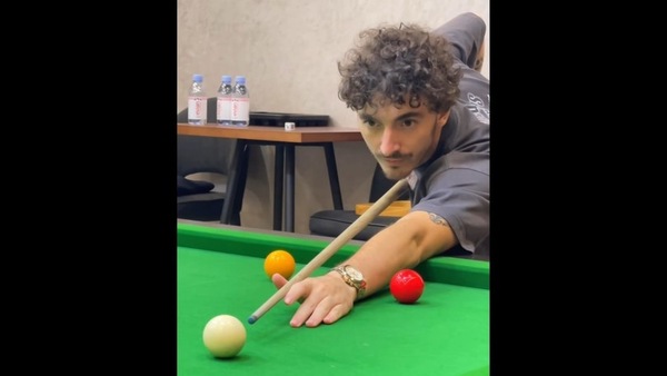 MotoGP: Bagnaia si prepara per il GP di Sepang giocando... a biliardo