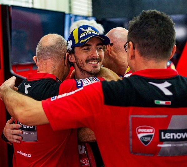 MotoGP Valencia: l’unione nel box Ducati condivisa da Bagnaia in una foto