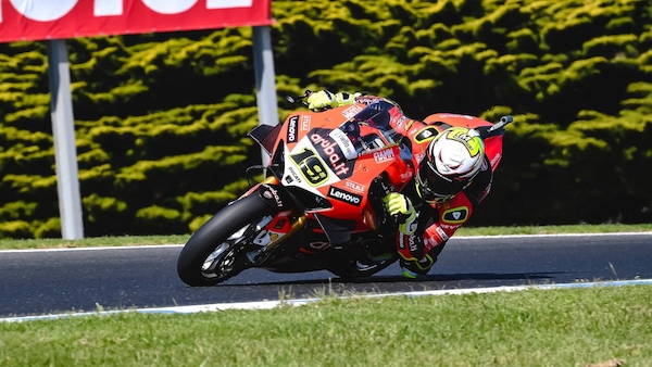 SBK, Bautista suona la carica a Phillip Island: pole davanti a Rea, 4° Toprak