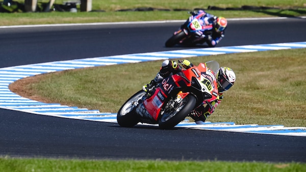 SBK Phillip Island: un Bautista perfetto stratega vince la Superpole Race, 5° Locatelli