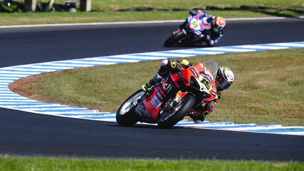 SBK Phillip Island: un Bautista perfetto stratega vince la Superpole Race, 5° Locatelli