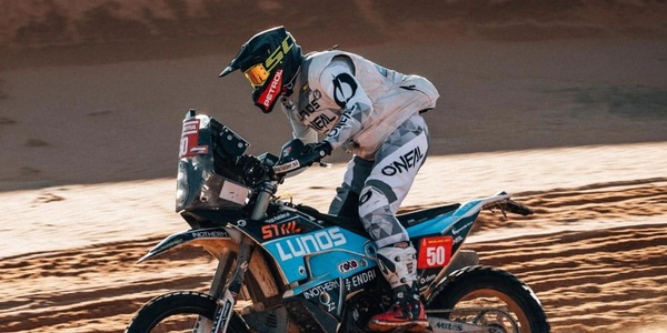 Correre la Dakar senza una gomma, solo su un cerchione. Ce lo spiega Simon Marcic