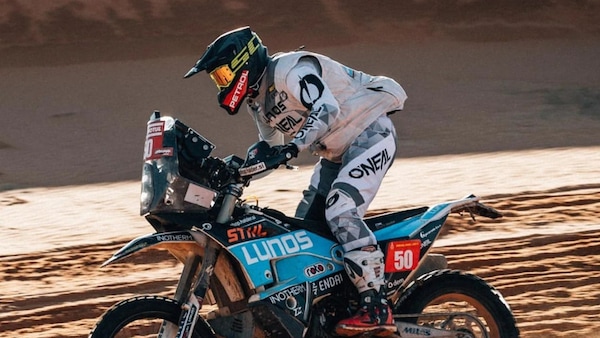 Correre la Dakar senza una gomma, solo su un cerchione. Ce lo spiega Simon Marcic