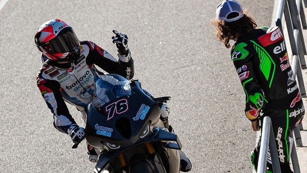 SBK Test Portimao, Baz saluta Oncu... col dito medio